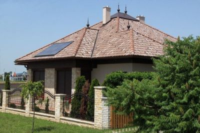 Отделка дома цементно-песчаной черепицей Adria 