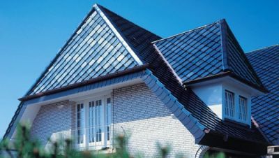 Дом с отделкой керамической черепицы Изумруд 