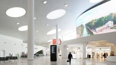 Интерьер нового терминала международного аэропорта Курумоч в Самаре © Архитектурное бюро Nefa Architects. Фотограф Илья Иванов