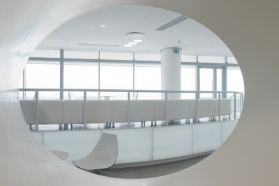 Интерьер нового терминала международного аэропорта Курумоч в Самаре © Архитектурное бюро Nefa Architects. Фотограф Илья Иванов