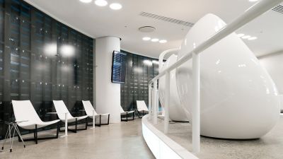 Интерьер нового терминала международного аэропорта Курумоч в Самаре © Архитектурное бюро Nefa Architects. Фотограф Илья Иванов