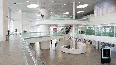 Интерьер нового терминала международного аэропорта Курумоч в Самаре © Архитектурное бюро Nefa Architects. Фотограф Илья Иванов