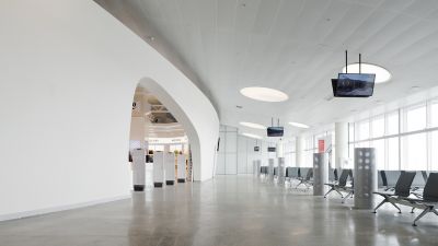 Интерьер нового терминала международного аэропорта Курумоч в Самаре © Архитектурное бюро Nefa Architects. Фотограф Илья Иванов