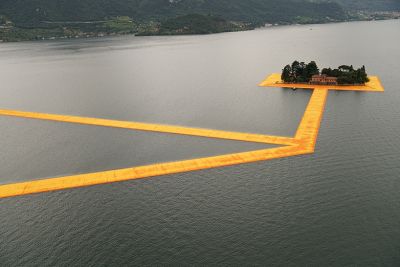 Плавучий пирс от Christo привлекает туристов в Италии