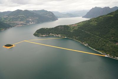 Плавучий пирс от Christo привлекает туристов в Италии