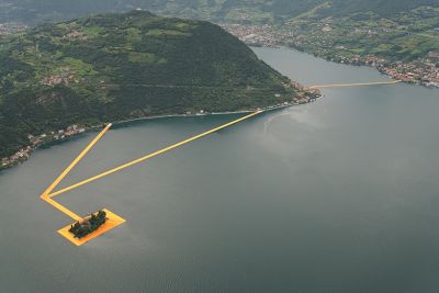 Плавучий пирс от Christo привлекает туристов в Италии