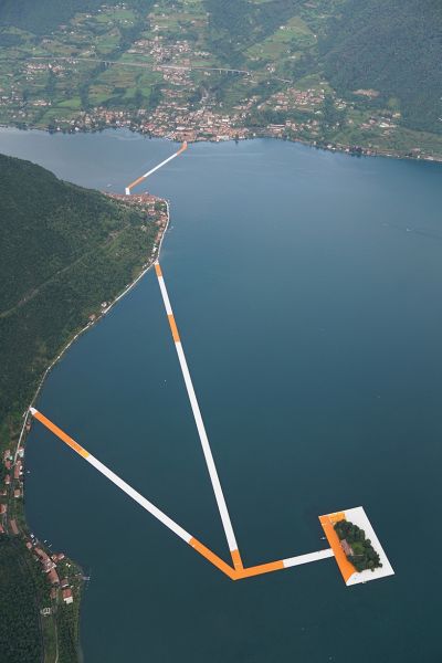 Плавучий пирс от Christo привлекает туристов в Италии