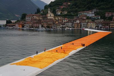 Плавучий пирс от Christo привлекает туристов в Италии