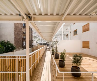Возведен жилой пристрой над спортзалом от AAVP architecture в Париже, Франция
