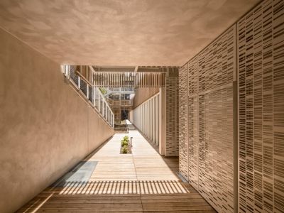 Возведен жилой пристрой над спортзалом от AAVP architecture в Париже, Франция