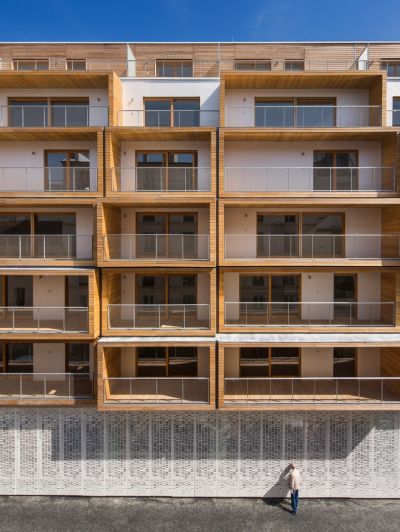 Возведен жилой пристрой над спортзалом от AAVP architecture в Париже, Франция