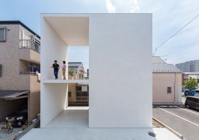 Маленький дом с большой террасой от Takuro Yamamoto