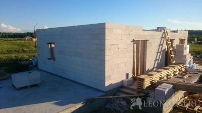 Кладка стен первого этажа из газобетона