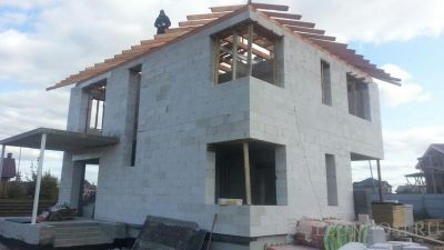 В КП Сантория закончили возведение стен из газобетона