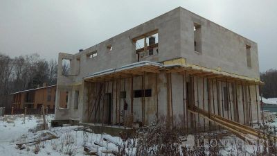 В Бурцево закончено устройство стен второго этажа